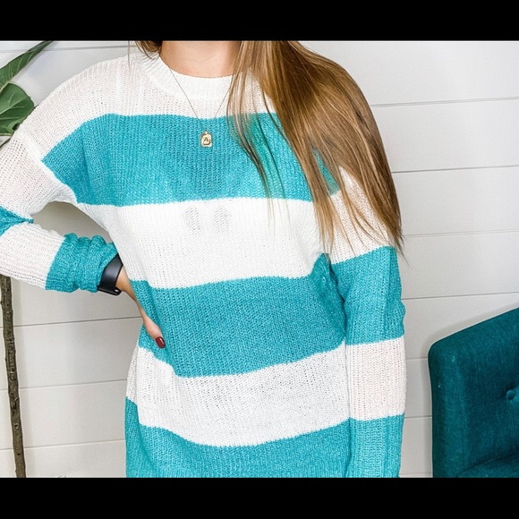 Sweaters - 🎀 2x’s Host Pick 🎀 Teal and White Color Block Sweater